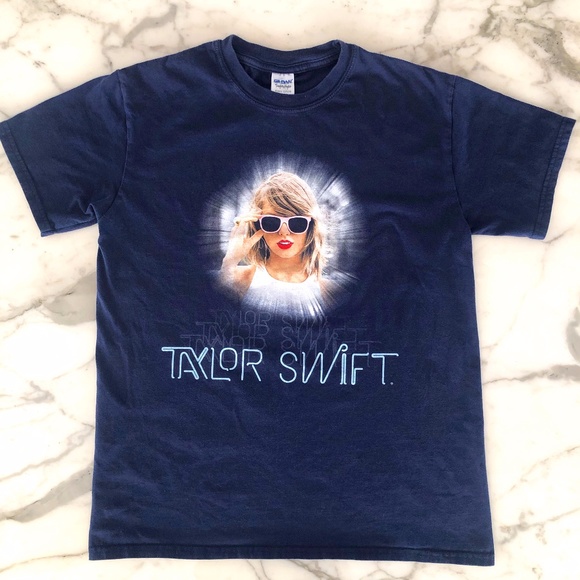 Gildan Tops - TAYLOR SWIFT The 1989 World Tour Concert Shirt M